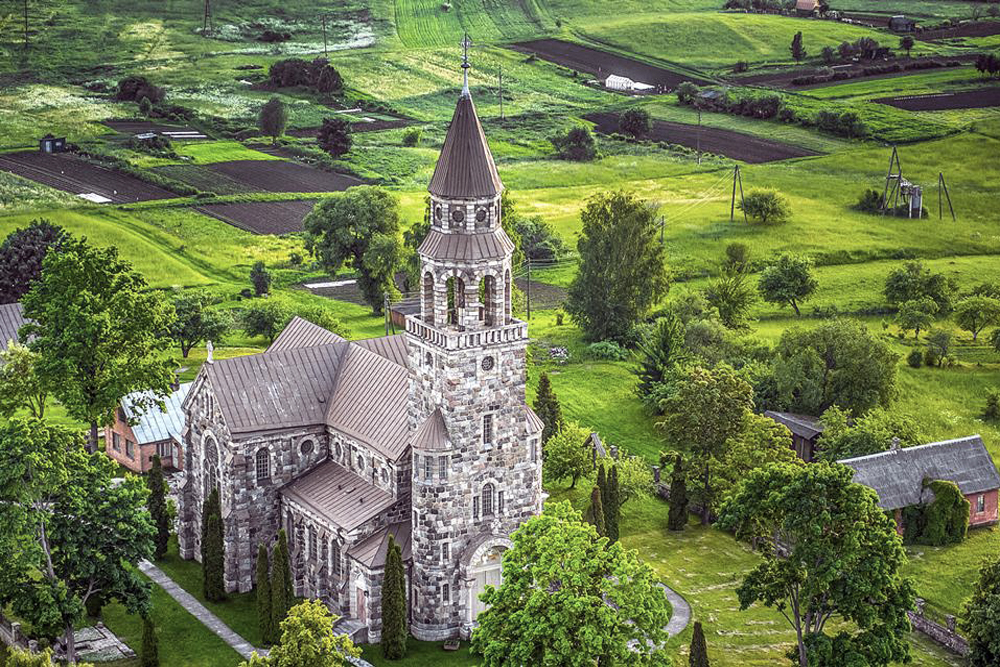 Католический храм в Вишках (Višķu Sv. Jāņa Kristītāja Romas katoļu baznīca)
